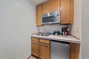 Private kitchen - Cozy 1-bedroom condo with AC in fabulous South Lake Tahoe (South Lake Tahoe)