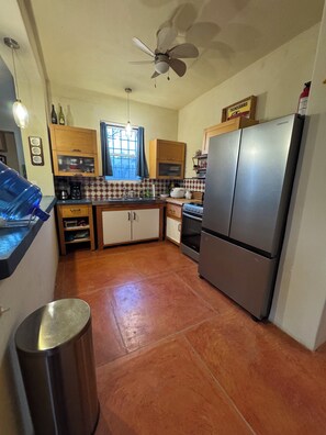 Oven, stovetop - Casa Siestas Y Olas Oceanfront Private Home (San Juanico)