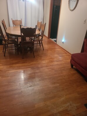 Dining - Perfect 3-bedroom 2 level furnish house with AC and heat in Raytown neighborhood (Raytown)