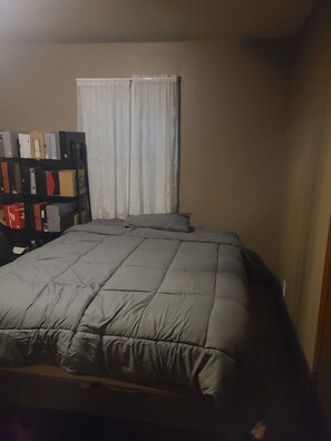 Room - Perfect 3-bedroom 2 level furnish house with AC and heat in Raytown neighborhood (Raytown)