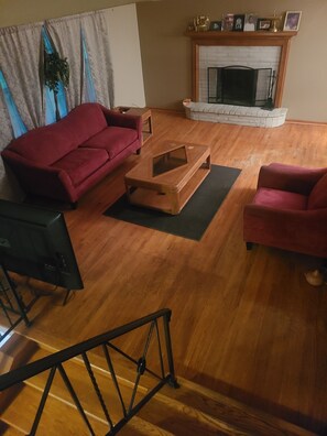 Living area - Perfect 3-bedroom 2 level furnish house with AC and heat in Raytown neighborhood (Raytown)