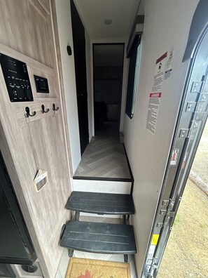 Interior - Peaceful 1-bedroom recreational vehicle with AC in Helena (Helena)