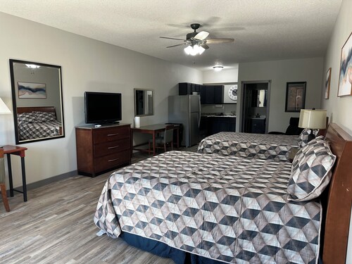 Extended Stay Studio Suite- 2 queen beds plus full kitchen