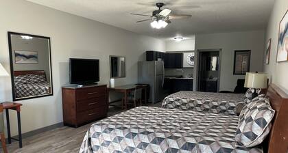 Extended Stay Studio Suite- 2 queen beds plus full kitchen