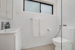 Shower, hair dryer, bidet, towels - Cosy and Private Mini House (Matraville)