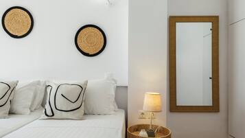 In-room safe, soundproofing, iron/ironing board, free WiFi