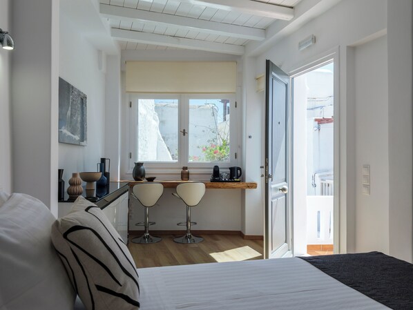 In-room safe, soundproofing, iron/ironing board, free WiFi