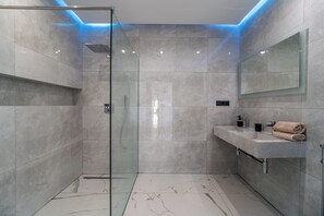 Douche, sèche-cheveux, serviettes fournies, savon