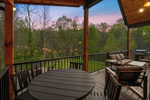 Outdoor dining - Spiral Loft · Hot Tub · Spa Bath | Lux Sleeps 4 (McArthur)