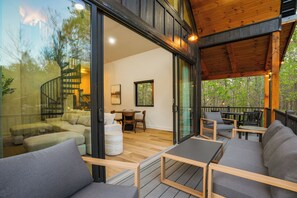 Outdoor dining - Spiral Loft · Hot Tub · Spa Bath | Lux Sleeps 4 (McArthur)