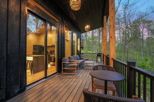 New! Hot Tub | Limewash Walls | Lux Couples Cabin