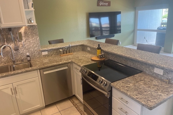 Coffee/tea maker, fridge, microwave, oven
