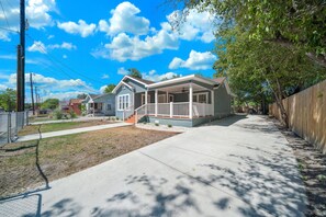 Exterior - 3-bedroom house in Downtown San Antonio! Near Confluence Park, Riverwalk, AFB (San Antonio)