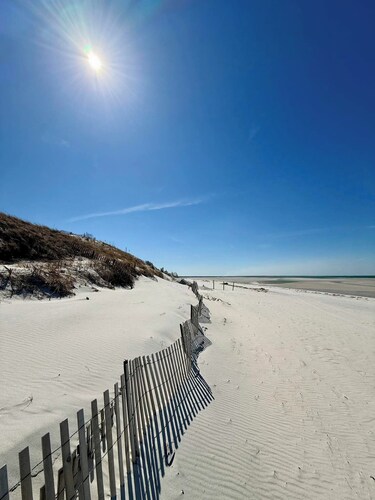 Lovely 3-bedroom house with AC in charming Dennis . Close to Mayflower Beach