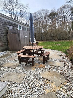 Outdoor dining - Lovely 3-bedroom house with AC in charming Dennis (Dennis)