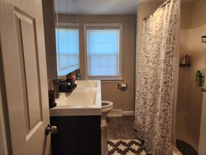 Bathroom - Lovely 3-bedroom house with AC in charming Dennis (Dennis)