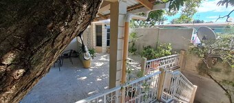 In the city center, 10 minutes walk from the island, it is full conford