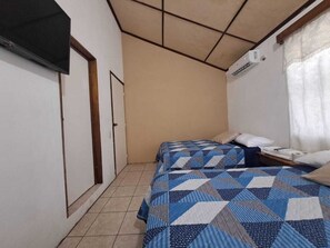 4 bedrooms, WiFi, bed sheets - In the city center, 10 minutes walk from the island, it is full conford (Santa Elena Flores guatemala)