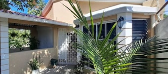 In the city center, 10 minutes walk from the island, it is full conford