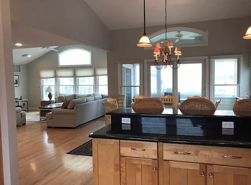 Charming 5-bedroom beach house in Holgate across from beach - for families only