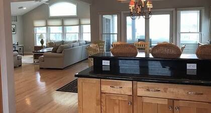 Charming 5-bedroom beach house in Holgate across from beach - for families only