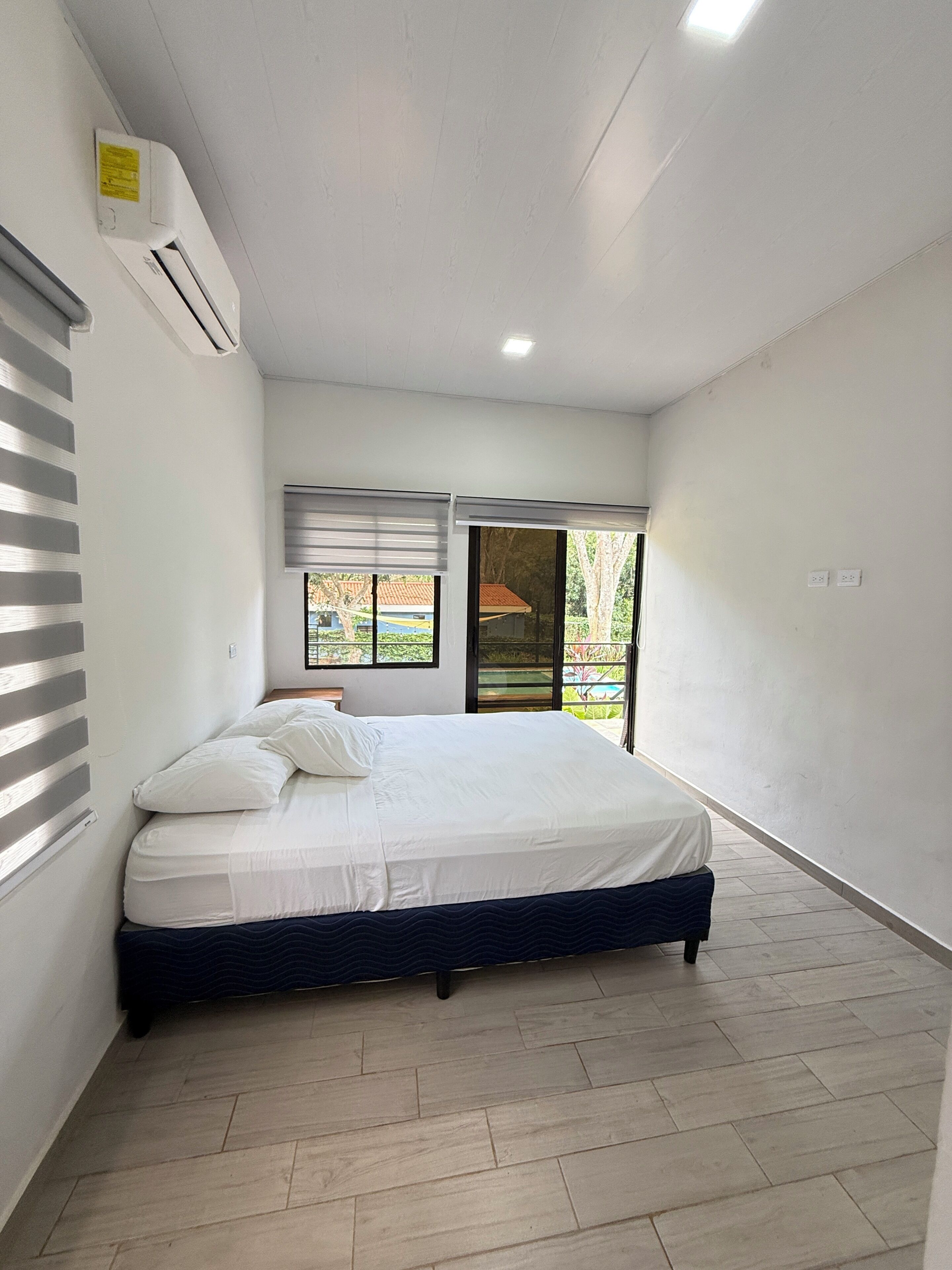 Club-Haus, Terrasse, Poolblick | Kostenloses WLAN