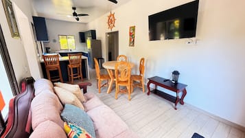 Club House, Patio, Pool View | Ruang tamu