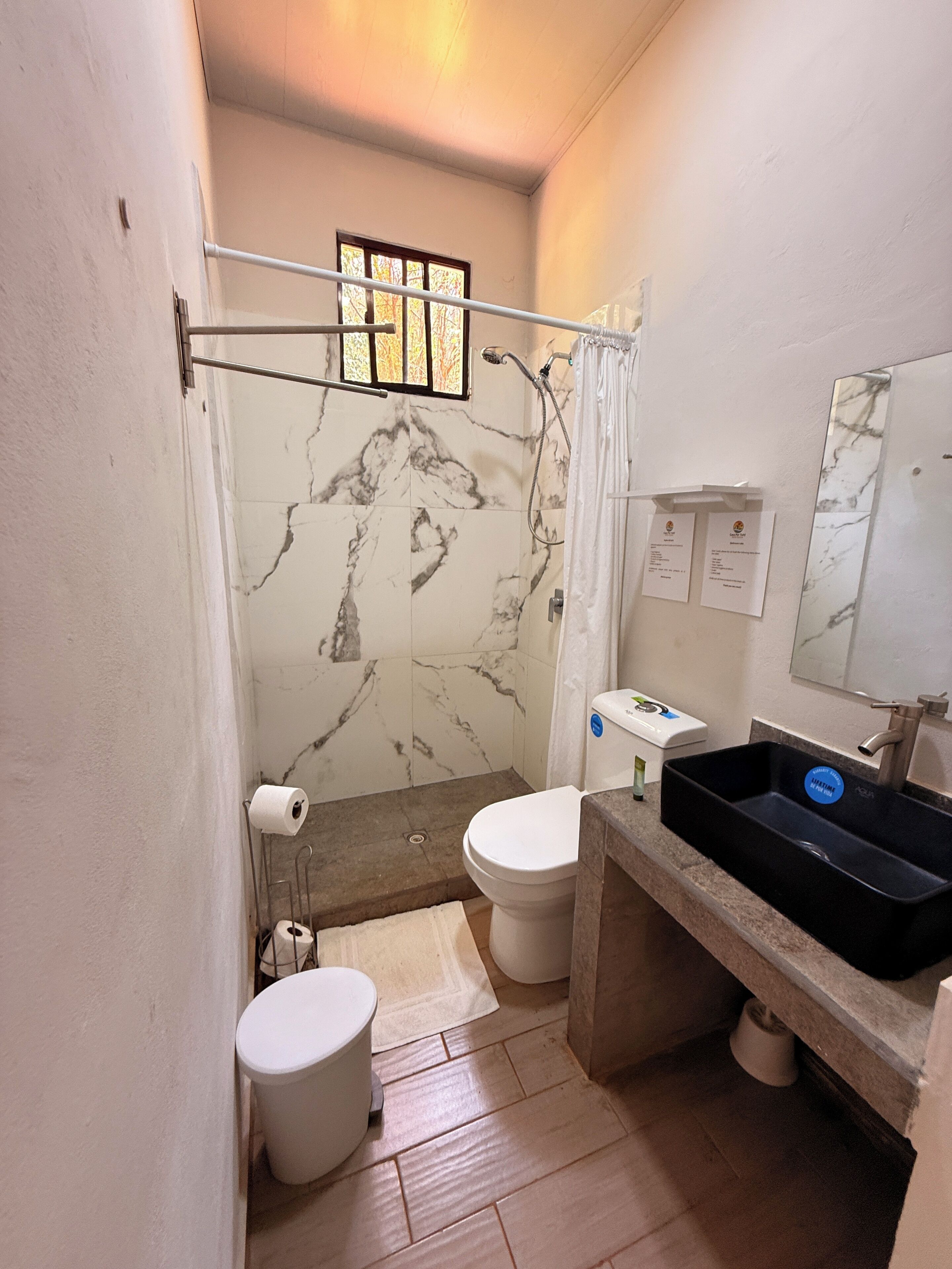 Maison Club, patio, vue piscine | Salle de bain