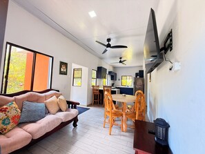 俱樂部獨棟房屋, 庭院, 泳池景觀 | 起居區