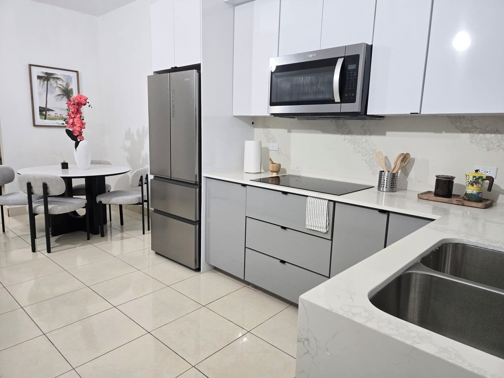 Refrigerador, microondas, parrilla de estufa y cafetera y tetera 
