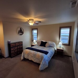 Room - Mountains in Every Window - Customizable Condo in a Great Neighborhood (Bozeman)