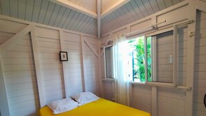 Ein Zimmer mit einem Bett, einem Fenster und einer Tür.
