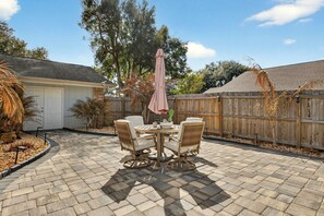 Outdoor dining - Mandarin Modern Pool Retreat (Jacksonville)