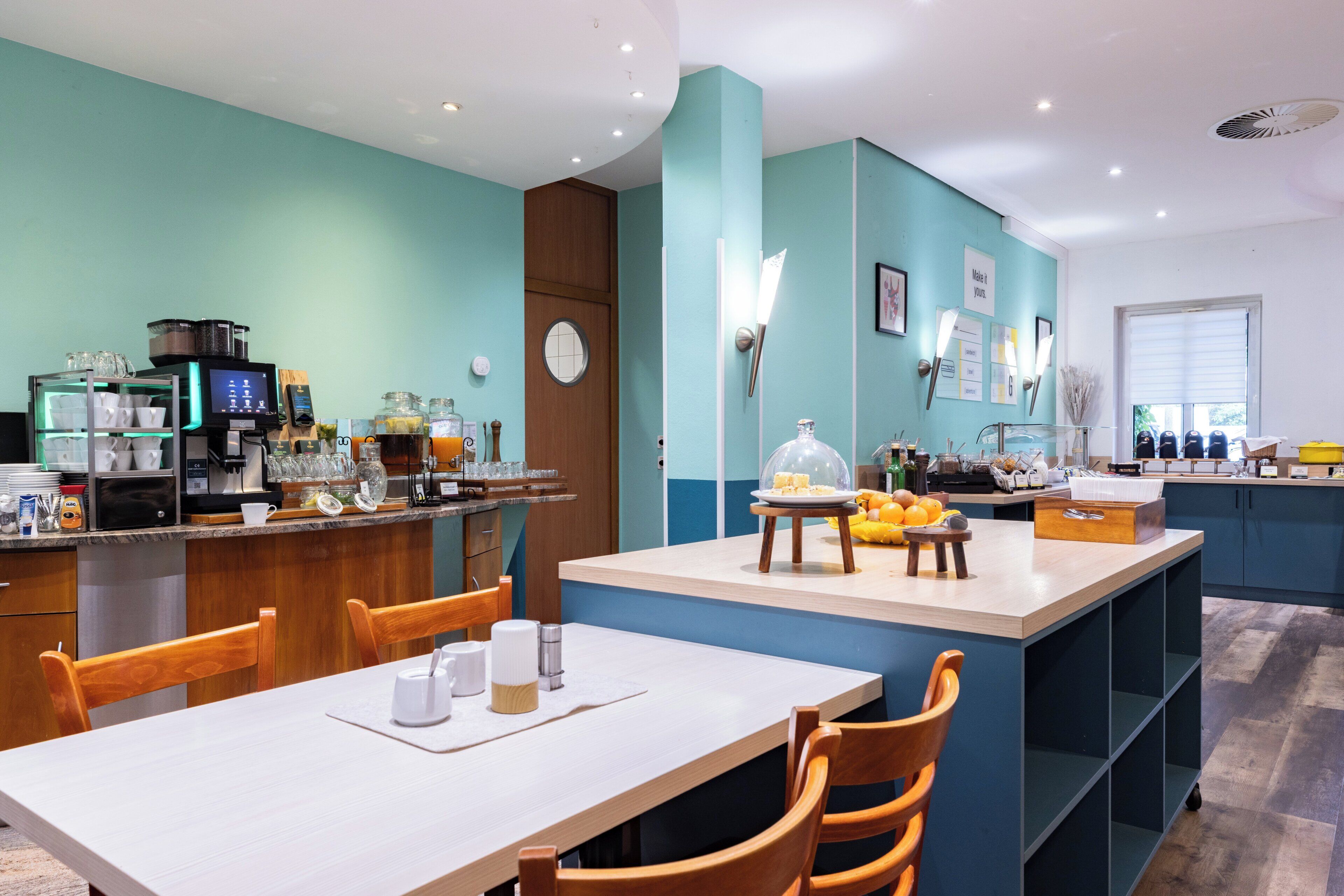 Ein modernes Café mit Bar, Sitzgelegenheiten und einer Theke mit verschiedenen Artikeln.