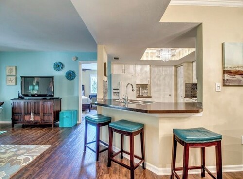 Divine Condo, Cozy 2-bedroom 1st floor condo with AC in quaint Estero!