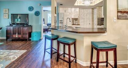 Divine Condo, Cozy 2-bedroom 1st floor condo with AC in quaint Estero!