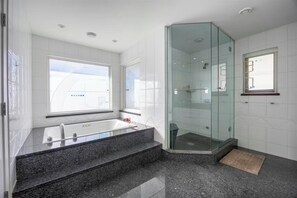 Bathroom - Wonderful 6-bedroom house in Richmond perfect for family getaways (Richmond)