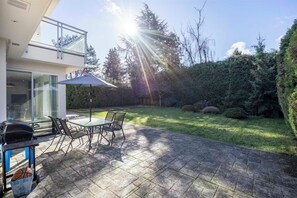 Outdoor dining - Wonderful 6-bedroom house in Richmond perfect for family getaways (Richmond)