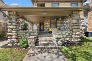 Exterior - Spacious 5-Bedroom Home in the Heart of Kansas City Minutes from World Cup Venue (Kansas City)