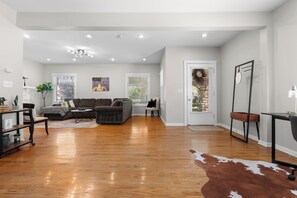 Living area - Spacious 5-Bedroom Home in the Heart of Kansas City Minutes from World Cup Venue (Kansas City)