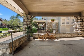 Outdoor dining - Spacious 5-Bedroom Home in the Heart of Kansas City Minutes from World Cup Venue (Kansas City)