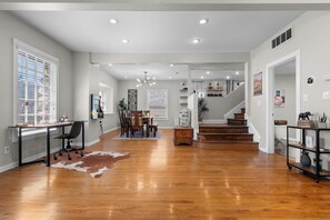 Dining - Spacious 5-Bedroom Home in the Heart of Kansas City Minutes from World Cup Venue (Kansas City)