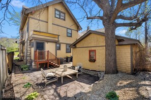 Outdoor dining - Spacious 5-Bedroom Home in the Heart of Kansas City Minutes from World Cup Venue (Kansas City)