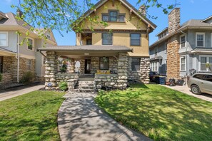 Exterior - Spacious 5-Bedroom Home in the Heart of Kansas City Minutes from World Cup Venue (Kansas City)