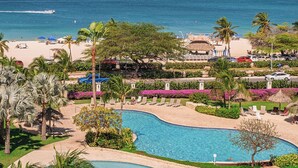 Ein Resort mit Schwimmbad, Strand und Meerblick.