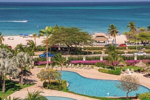 Ein Resort mit Schwimmbad, Strand und Meerblick.