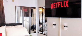 Your Cozy Home Away From Home, Sleeps 6, Full Kitchen, Workspace, 65 In TV's