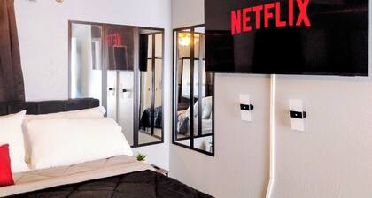 Your Cozy Home Away From Home, Sleeps 6, Full Kitchen, Workspace, 65 In TV's