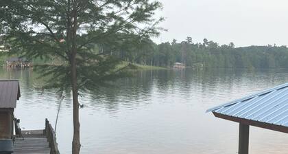 Lake front Cozy 3- br
Boat Ramp
Outdoor kitchen
New pier n 20x20 deck
Porch