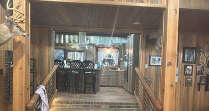 Lake front Cozy 3- br
Boat Ramp
Outdoor kitchen
New pier n 20x20 deck
Porch